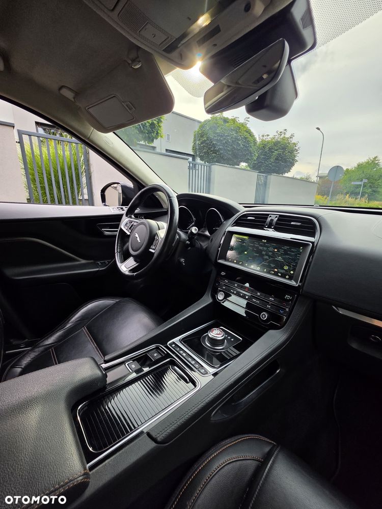 Jaguar F-Pace 20d Prestige - 18