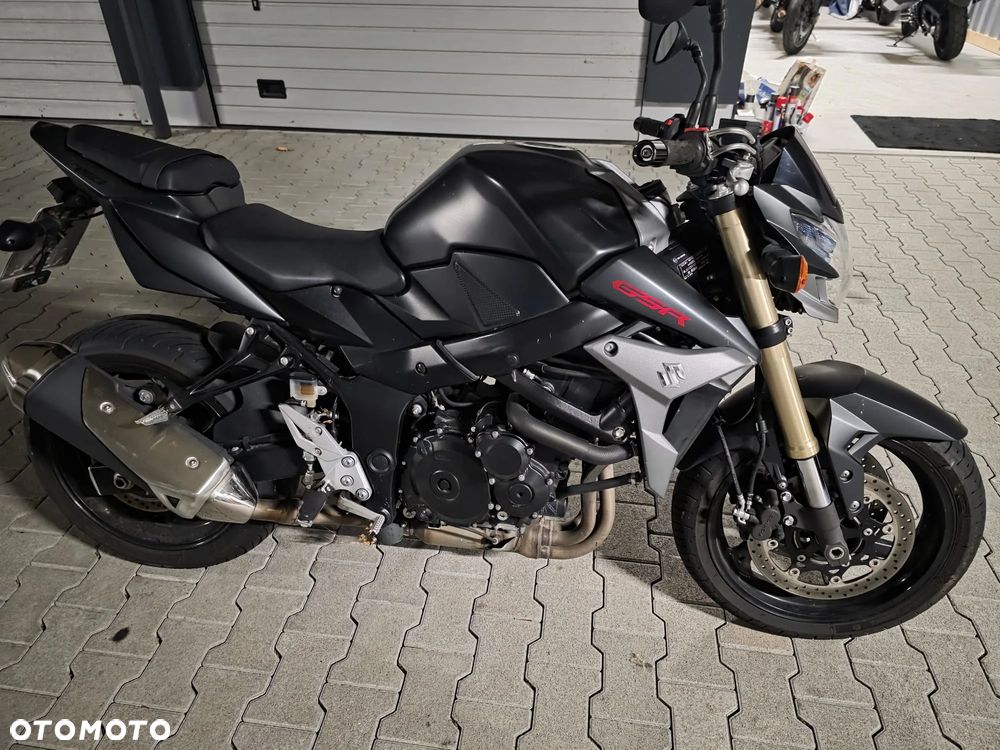 Suzuki GSR - 1