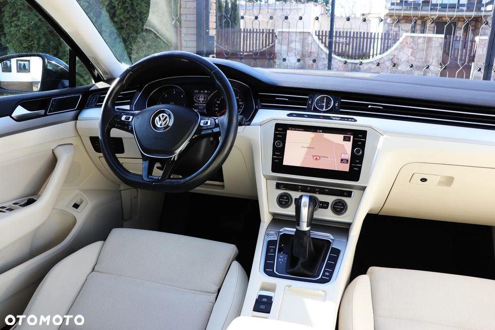 Volkswagen Passat 2.0 TDI SCR DSG Comfortline - 24
