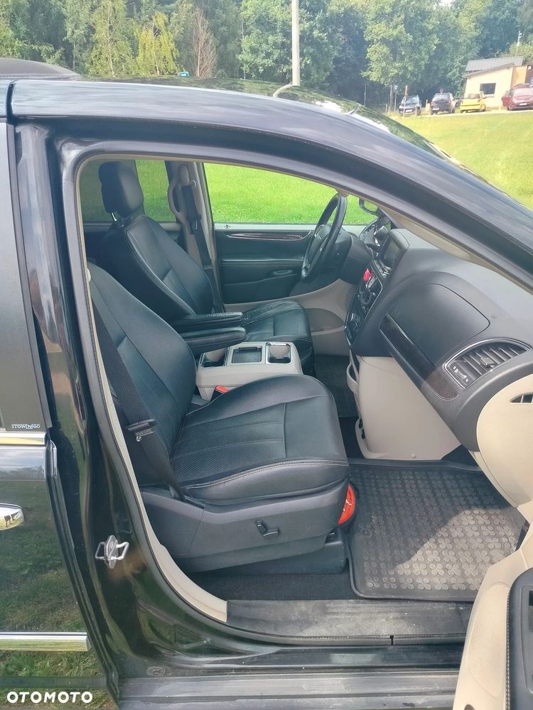 Chrysler Town & Country - 6