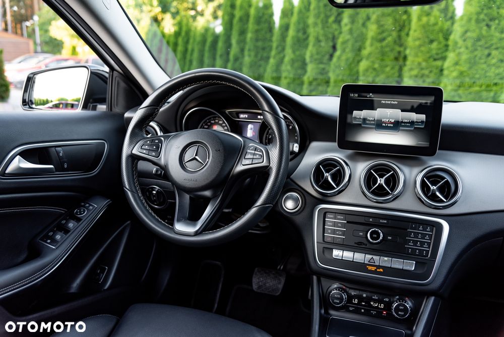 Mercedes-Benz GLA 200 7G-DCT - 29