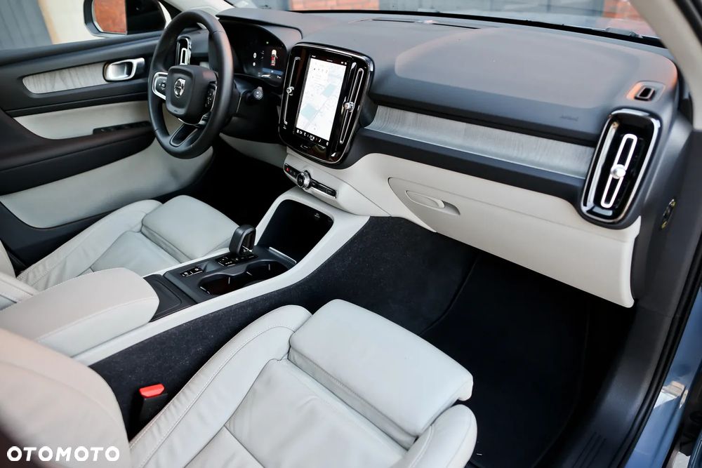 Volvo XC 40 B4 B AWD DKG Ultimate Bright - 23