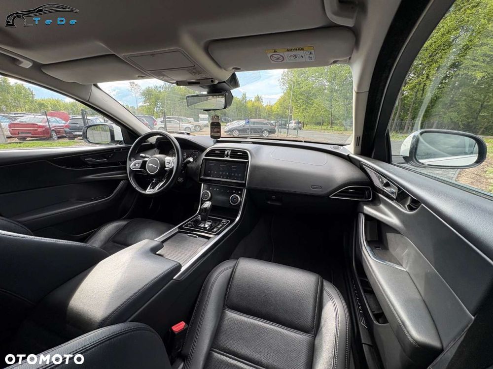 Jaguar XE 2.0 D180 R-Dynamic SE - 25