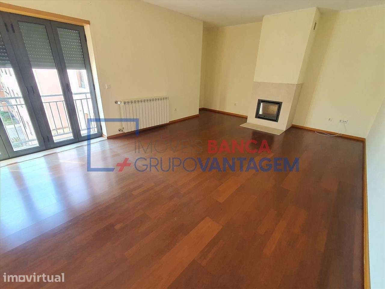 Apartamento T4 com arrumos e garagem - Grande imagem: 3/22