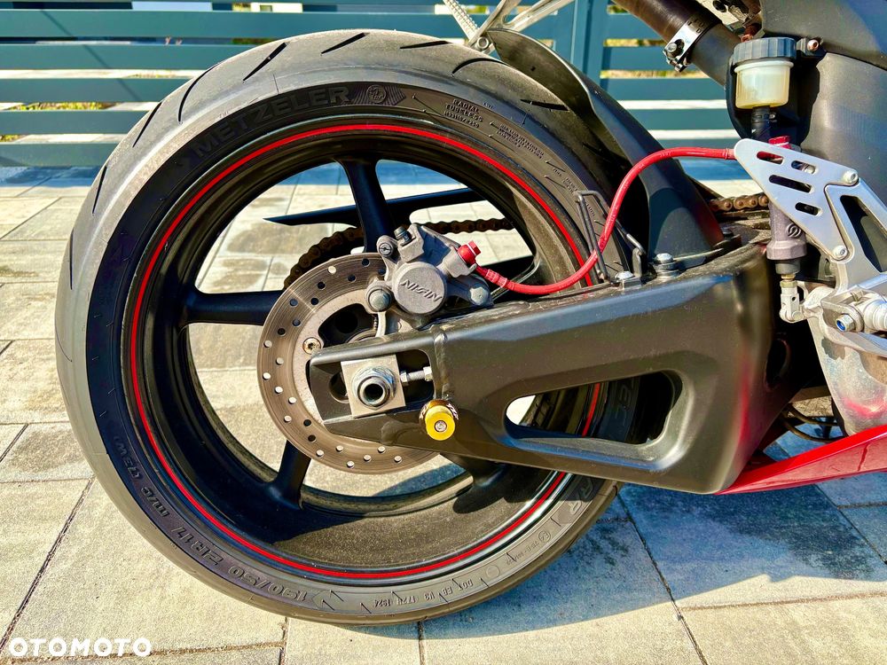 Yamaha R1 - 10