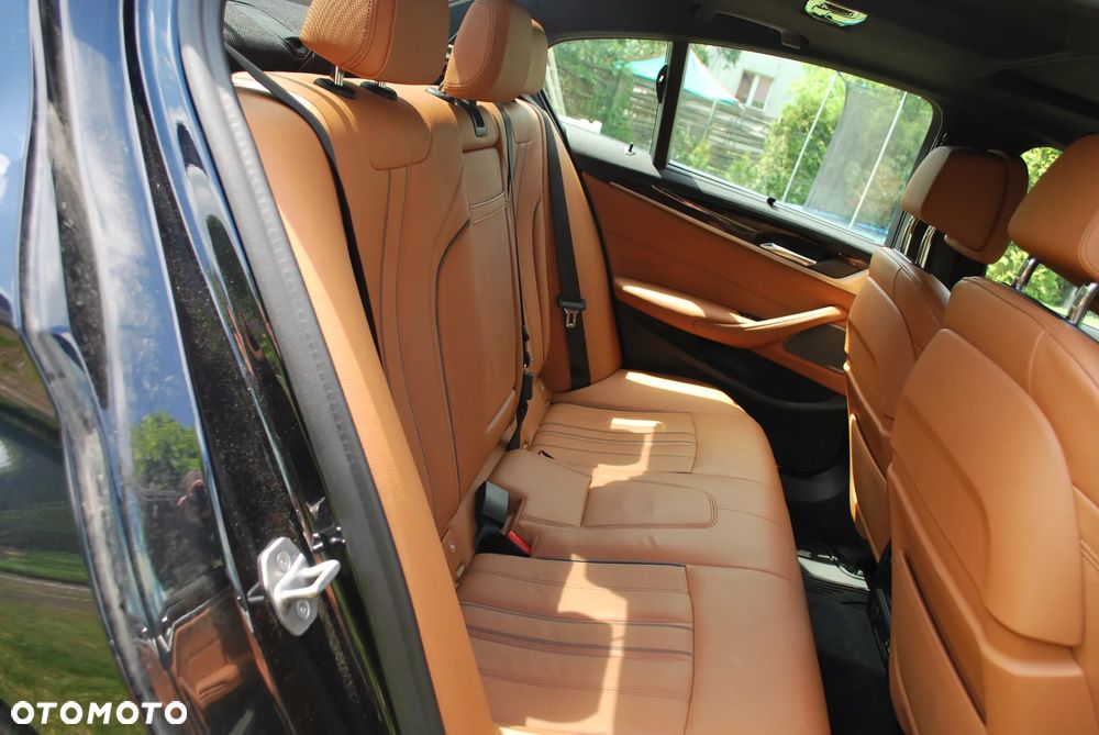 BMW Seria 5 M550i xDrive sport - 13
