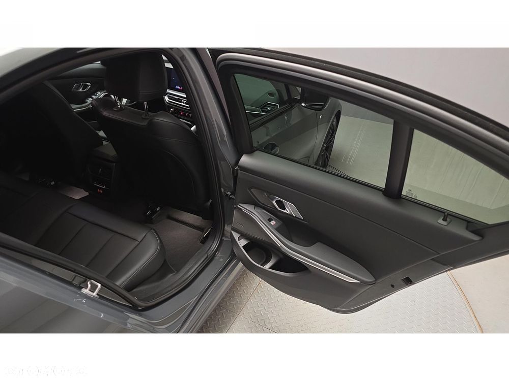 BMW Seria 3 320d xDrive mHEV sport - 29