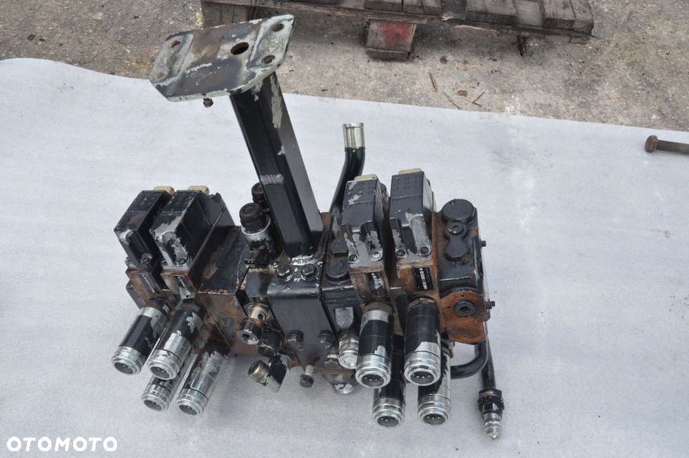ROZDZIELACZ HYDRAULICZNY NOWY !!! REXROTH DEUTZ 6190 SAME NR R917010231 - 2