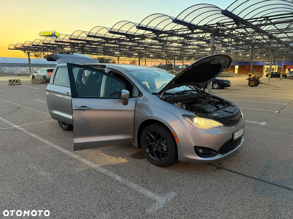 Chrysler Pacifica - 17