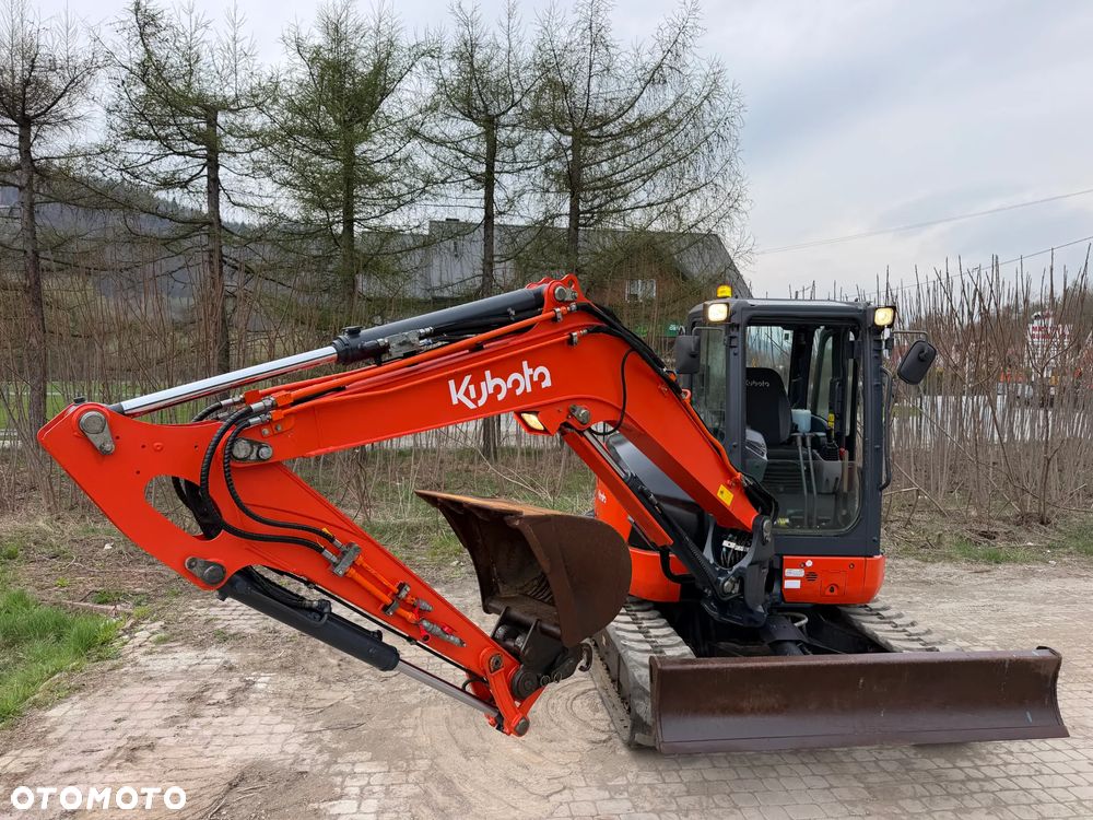 Kubota U55-4. koparka 5,5 tony. 2016 rok. 2300 mtg! KLIMATYZACJA. Długie ramie plus! 3sekcje Hydrauliczne. zamki na tłokach. Koparka Jak nówka sztuka. Zadbana zero zużycia. Z gospodarstwa Norweskiego. Zmiana łyżek Hydrauliczna. LENHOFF. Ani deka luzów wycieków. Szybka wolna jazda. Gąski perfekt stan. OKAZJA TANIO. Aktualna Dekra. Po serwisach eksploatacyjnych. Mocny silnik Kubota 4 cylindry! Zamki na tłokach. Wielka Okazja - 3