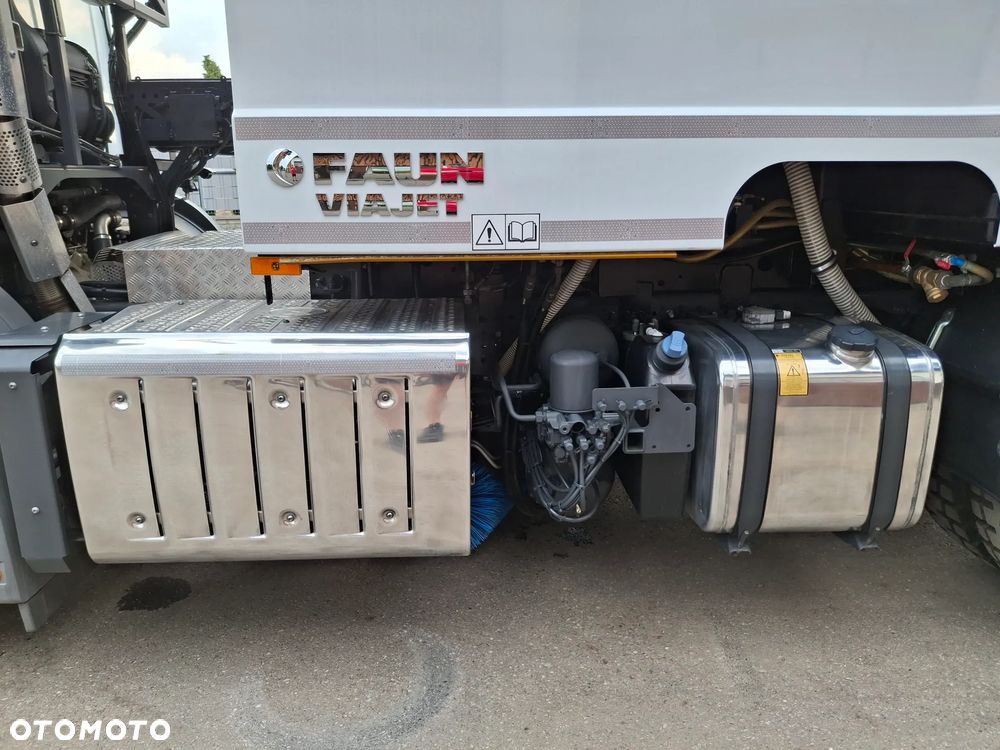 Mercedes-Benz Econic 1827 Zamiatarka FAUN Viajet EURO 6 PM10 Dodatkowy Silnik W Zabudowie Dodatkowa Szczotka Odchwaszczarka Dodatkowy Zbiornik Wody Rura do Liści Studzienek Samochód Jak Nowy 860 km Przebiegu 2023 Rok Zamiatarka Uliczna - 16