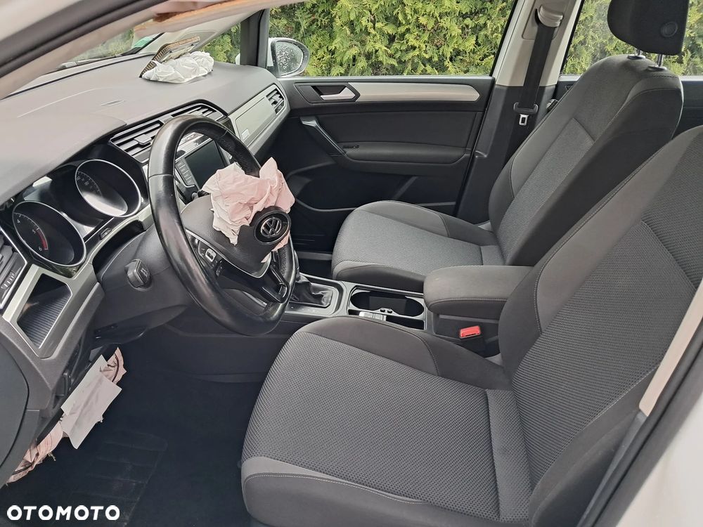 Volkswagen Touran - 12