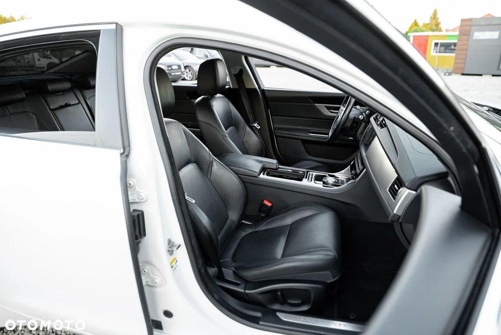 Jaguar XF 20d Prestige - 26