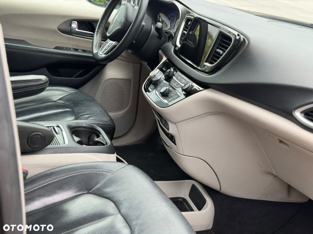 Chrysler Pacifica - 16