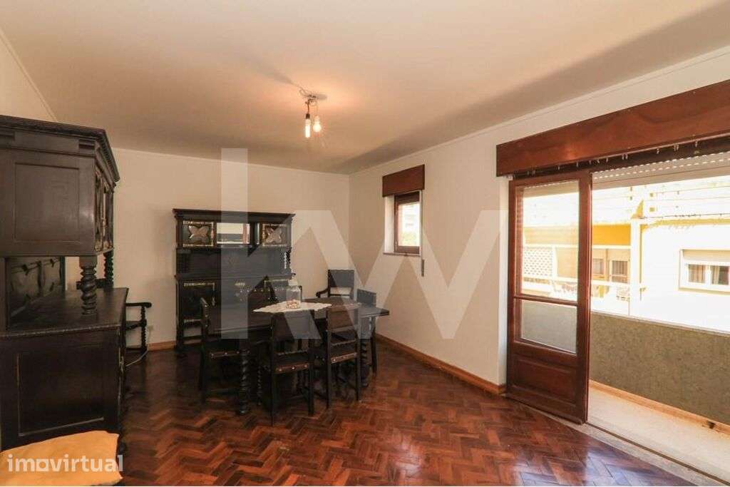 Apartamento T4 com varandas e marquise localizado no centro de Portimã - Grande imagem: 2/19