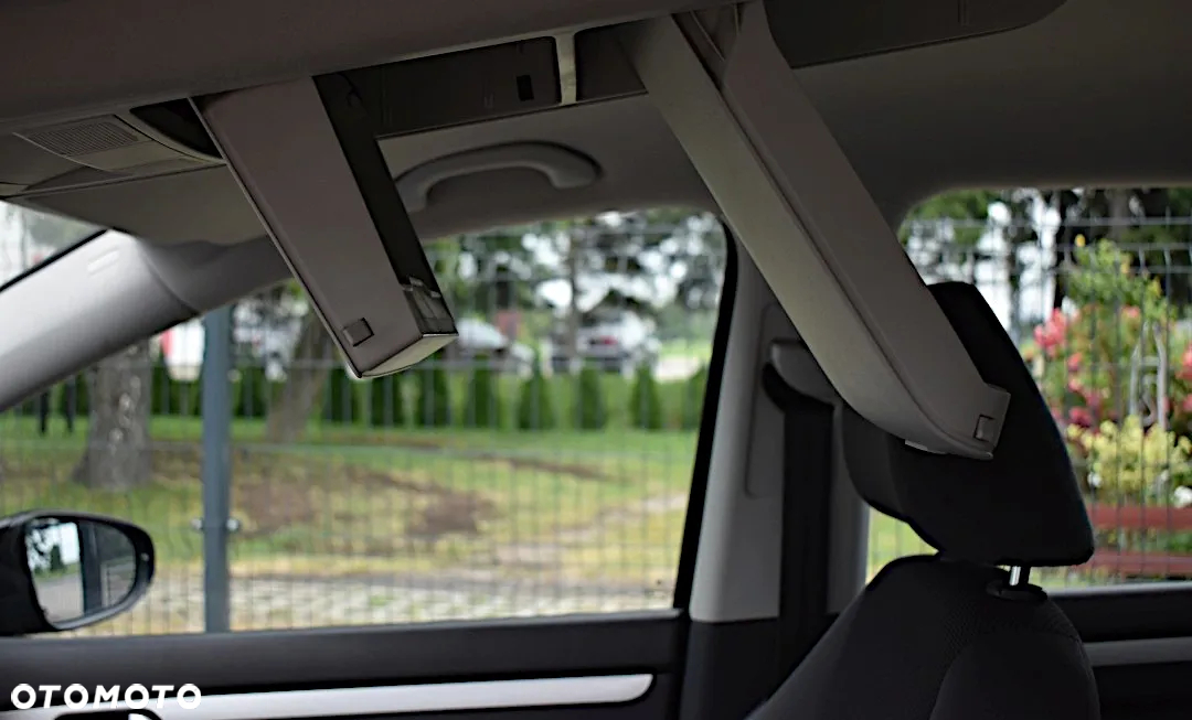 Volkswagen Touran - 26