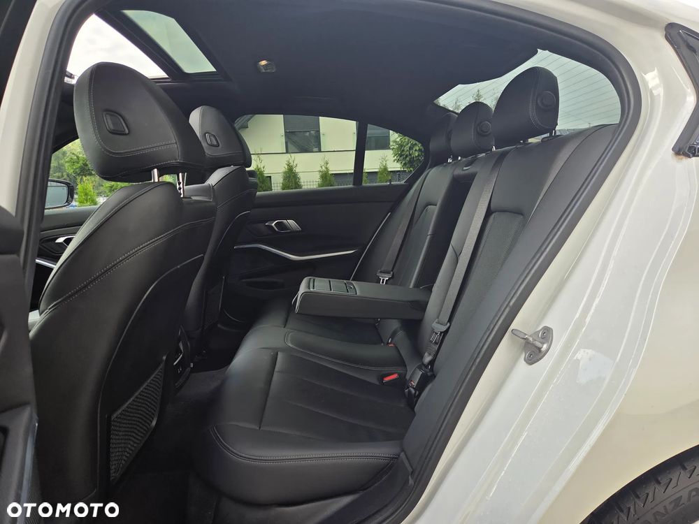 BMW Seria 3 320i M Sport - 12