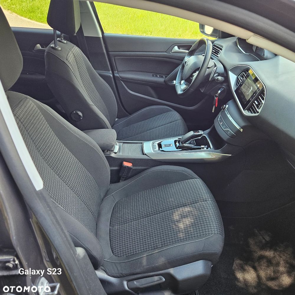 Peugeot 308 BlueHDi 130 EAT8 Allure - 23