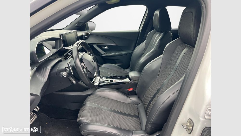Peugeot 2008 1.2 PureTech GT EAT8 - 11