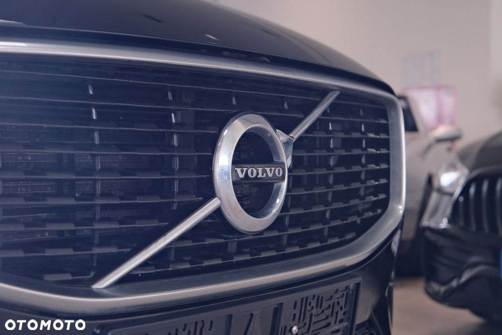 Volvo XC 60 T6 AWD Plug-In Hybrid R-Design - 4