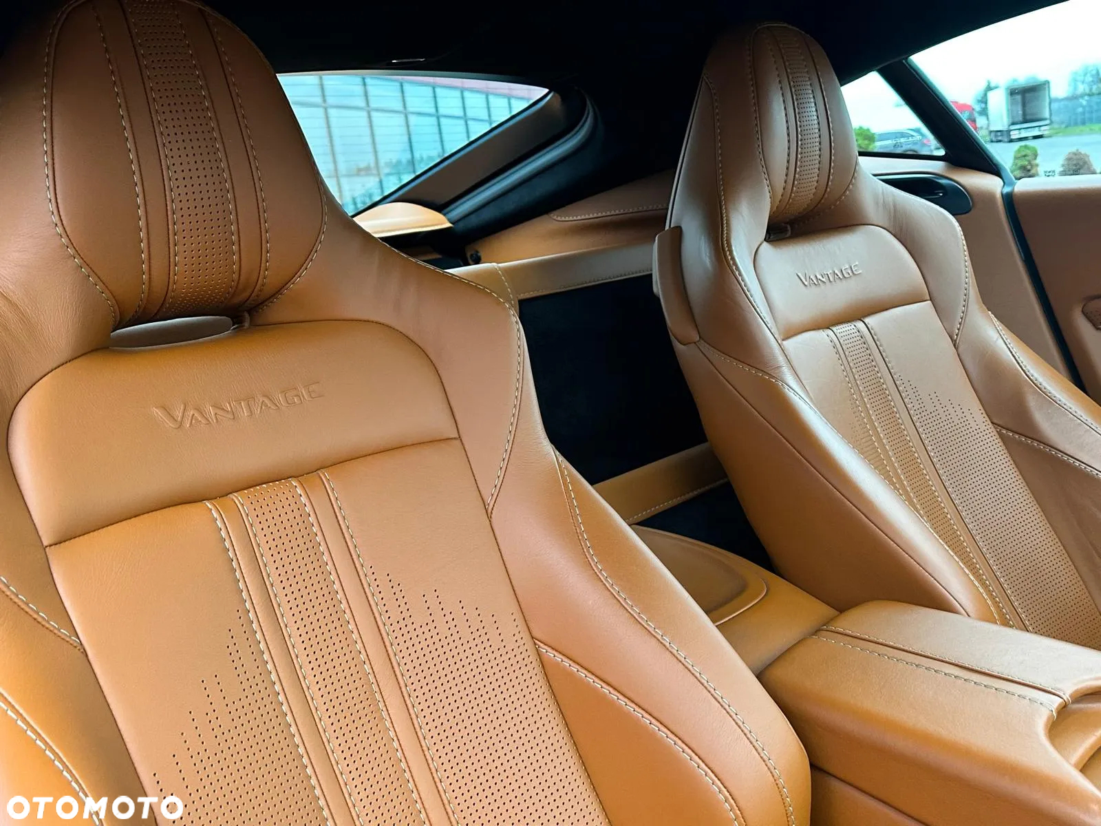 Aston Martin Vantage - 14