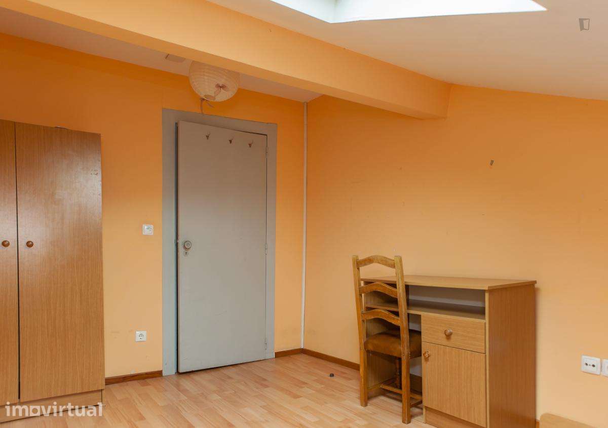 Quarto - localizado em Montarroio Coimbra - Grande imagem: 3/17
