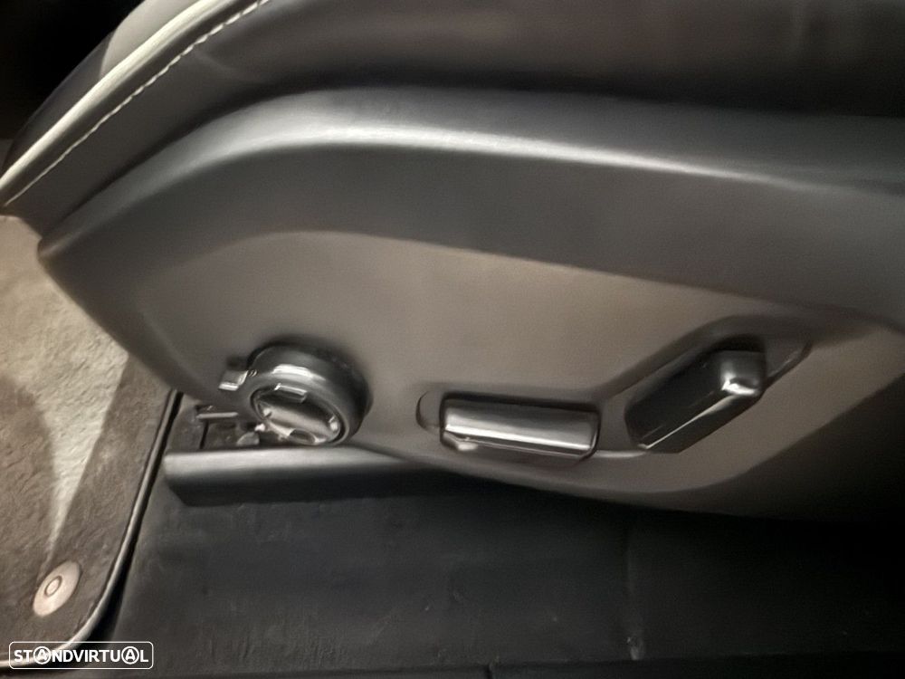 Volvo XC 60 2.0 B4 Plus Dark - 24