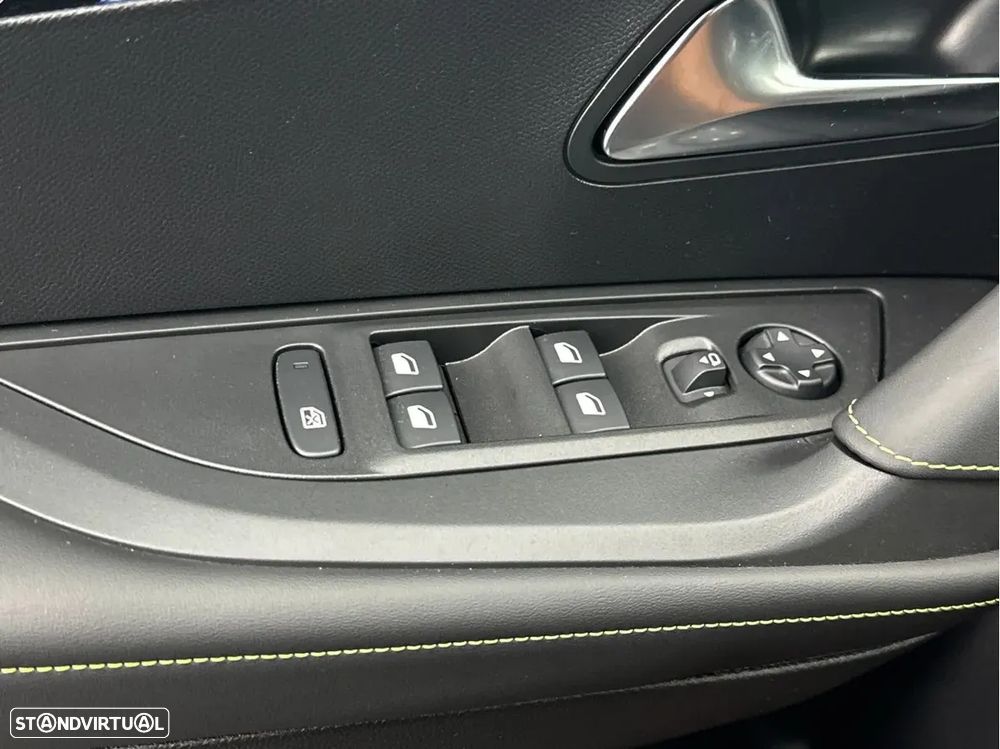 Peugeot 2008 PureTech 130 EAT8 GT - 10