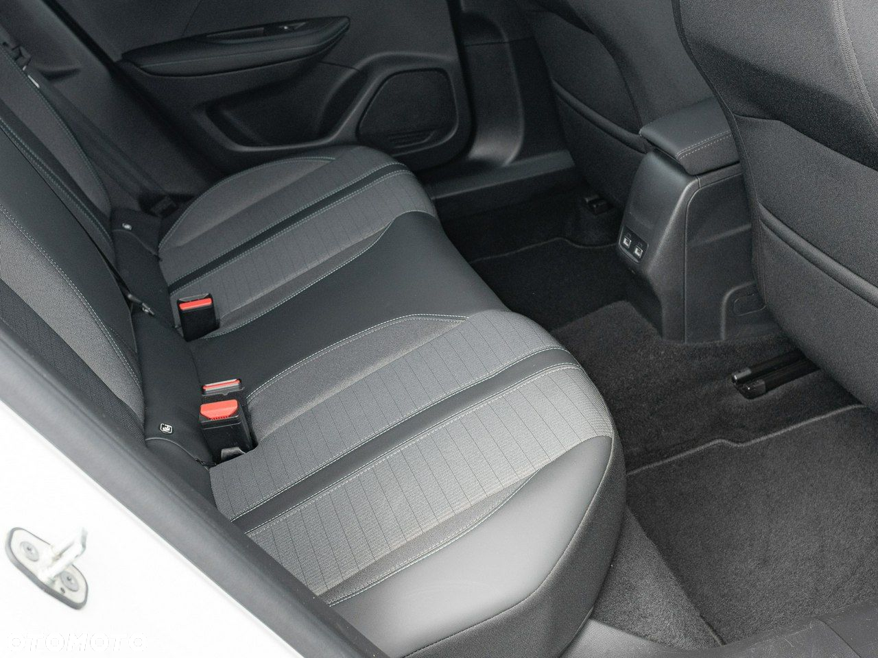 Peugeot 2008 1.2 PureTech Allure Pack S&S EAT8 - 30