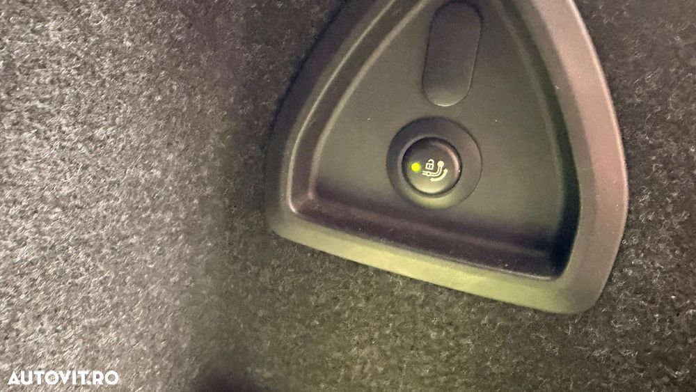 BMW Seria 5 520i Aut. Luxury Line - 28