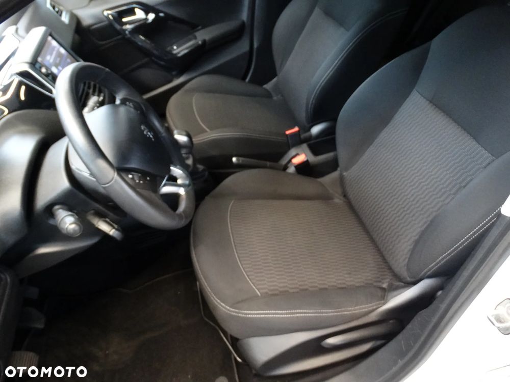 Peugeot 208 82 PureTech Style - 24