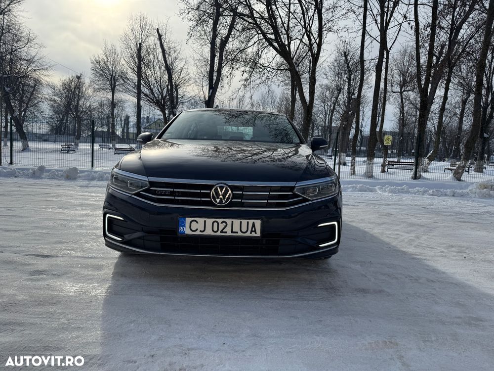 Volkswagen Passat - 1