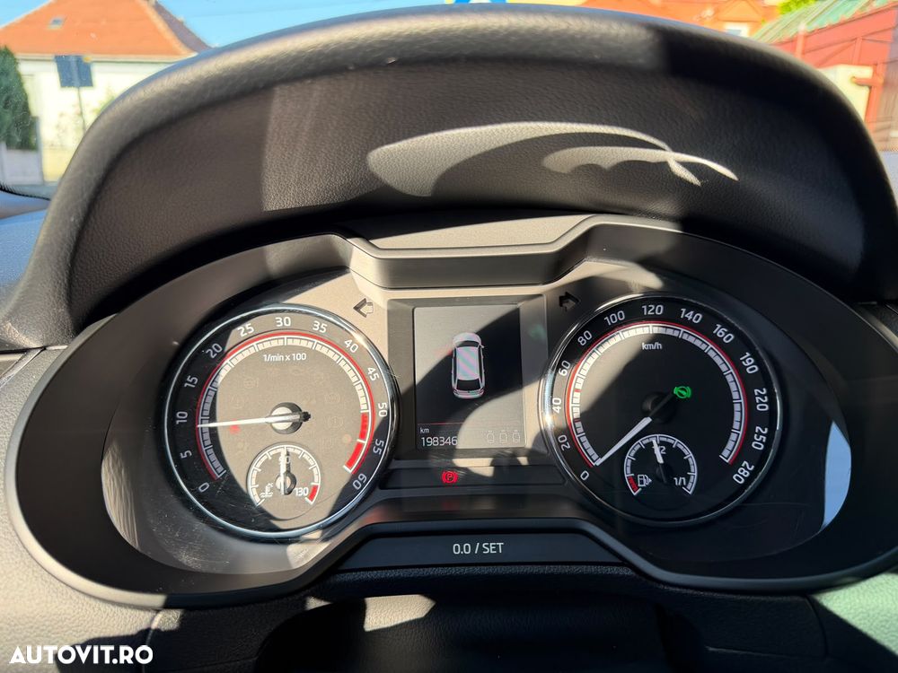 Skoda Octavia 2.0 TDI DSG RS - 5