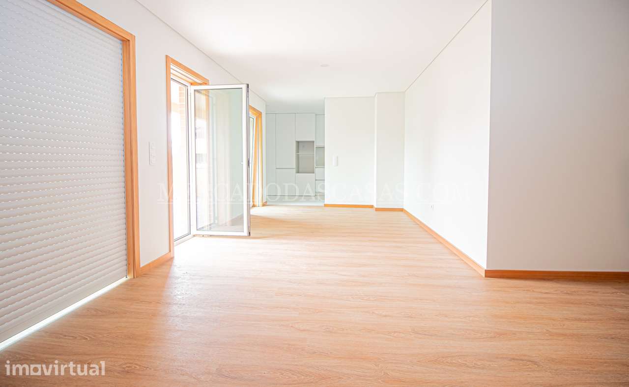 Apartamento T3 R/C com ampla varanda, próximo à praia - Grande imagem: 4/17