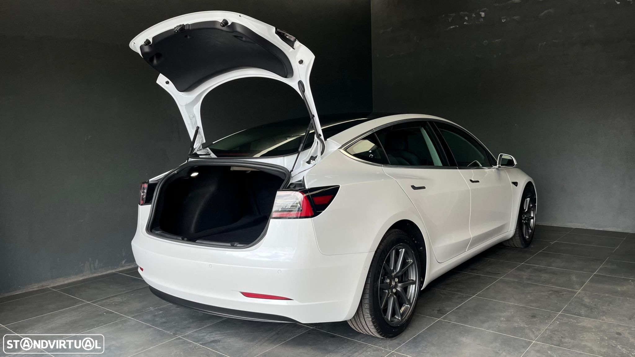 Tesla Model 3 - 5