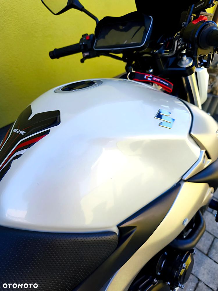 Suzuki GSR - 38