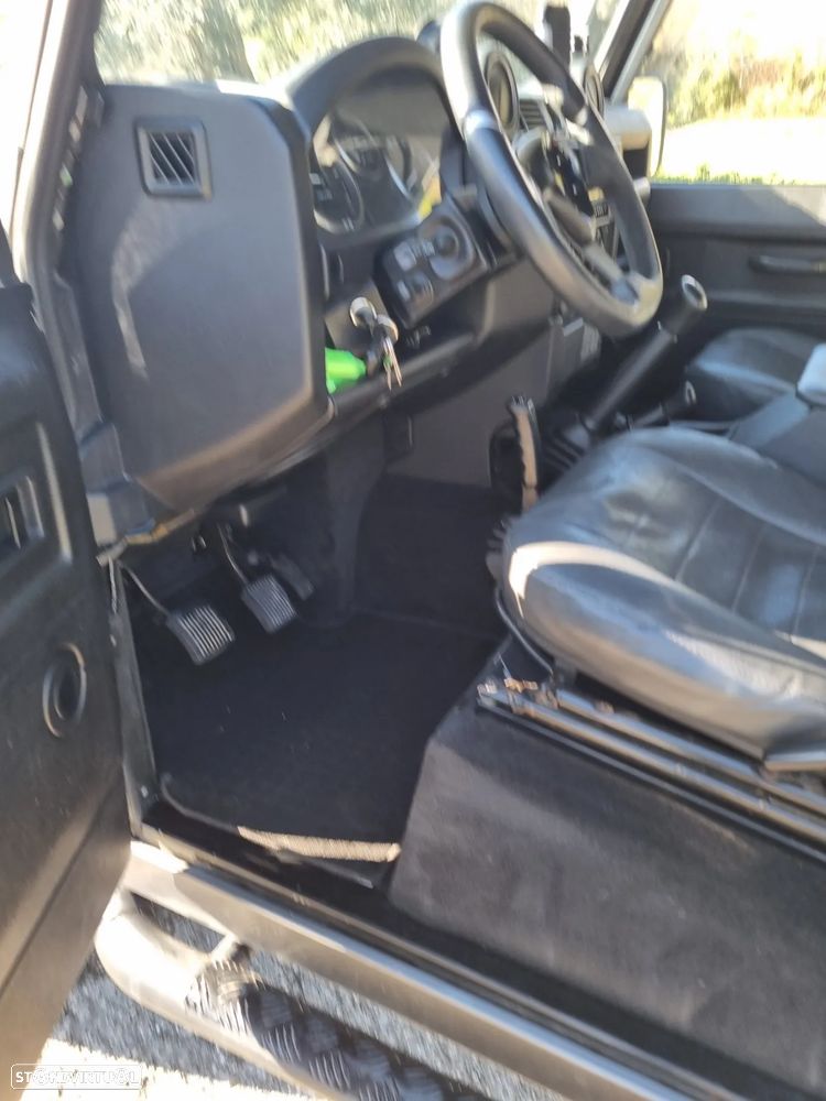 Land Rover Defender 90 SW 2.4 CRD S - 12
