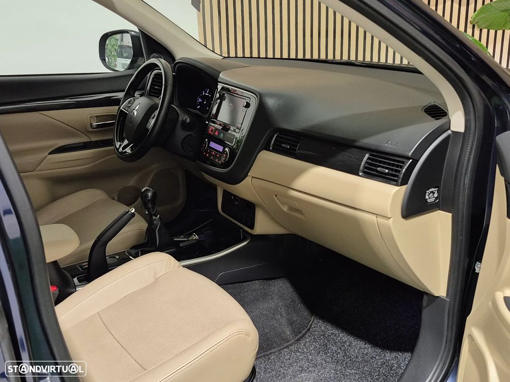 Mitsubishi Outlander 2.2 DI-D Instyle Navi - 28
