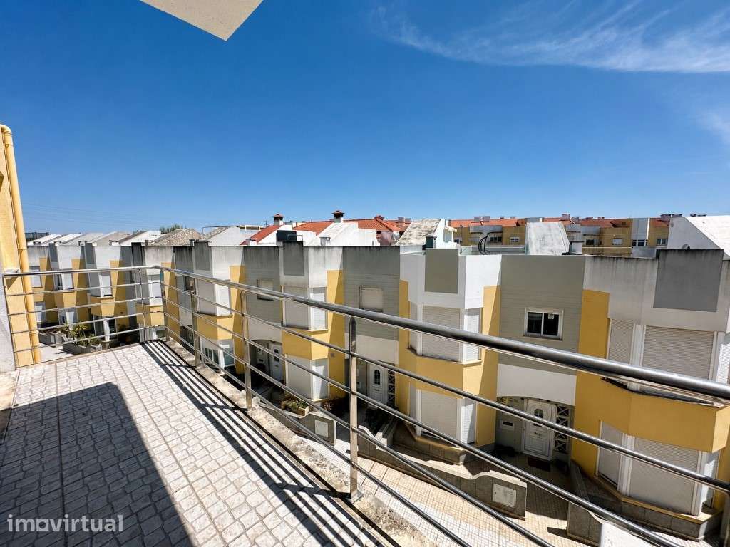 T3 Duplex em Condomínio Privado com Piscina | Carregado - Grande imagem: 5/44