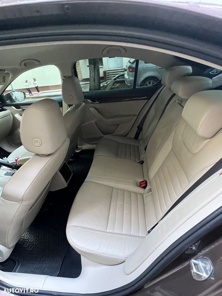 Skoda Octavia 2.0 TDI ELEGANCE DSG - 8
