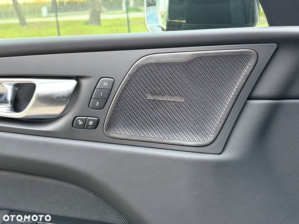 Volvo XC 60 B5 B AWD Plus Black Edition - 12