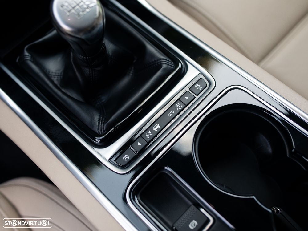 Jaguar XE 2.0 D Prestige - 23