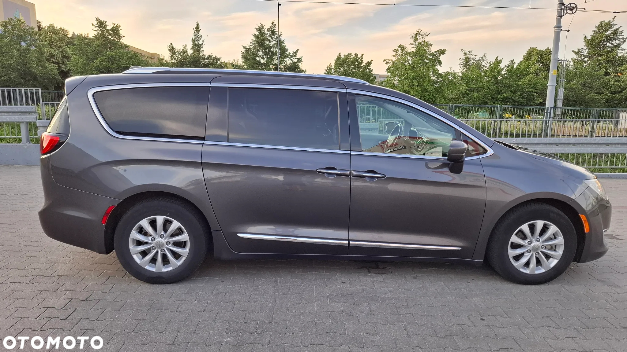 Chrysler Pacifica - 4