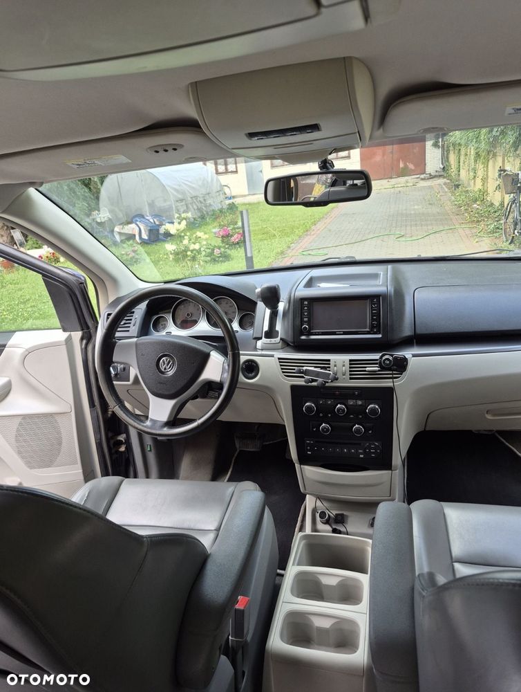 Volkswagen Routan - 3