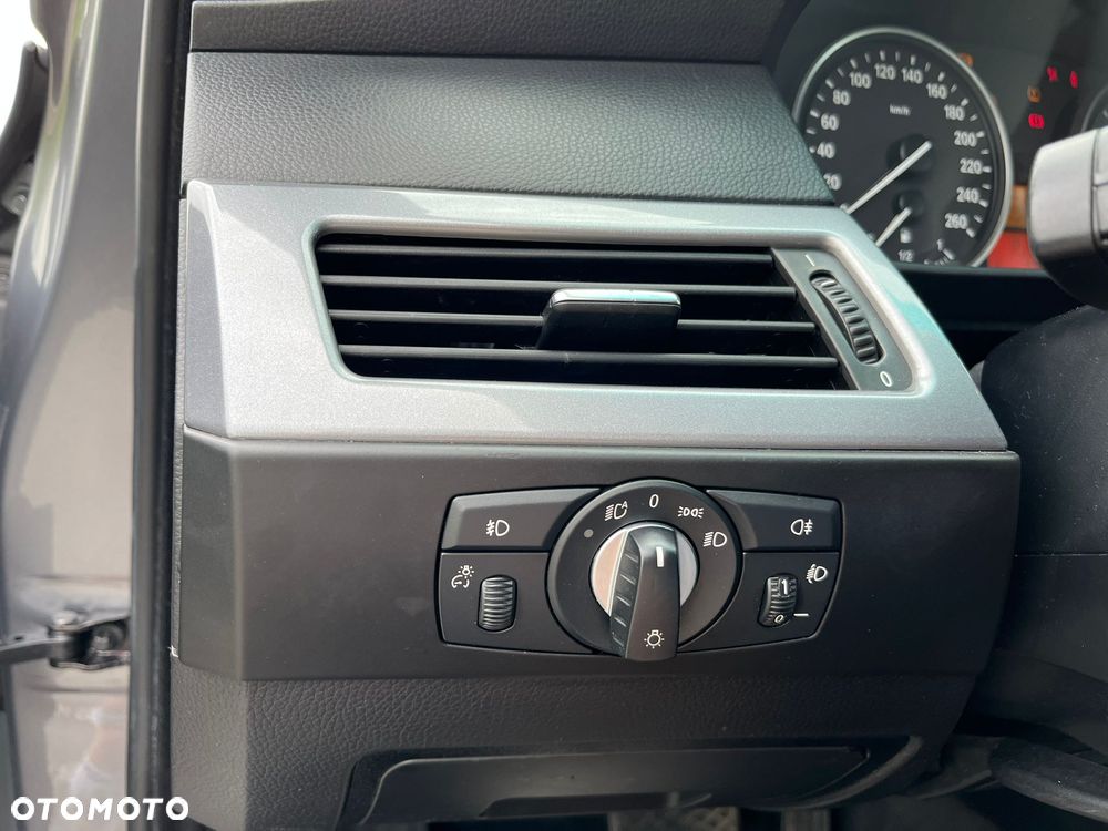 BMW Seria 5 520i - 24