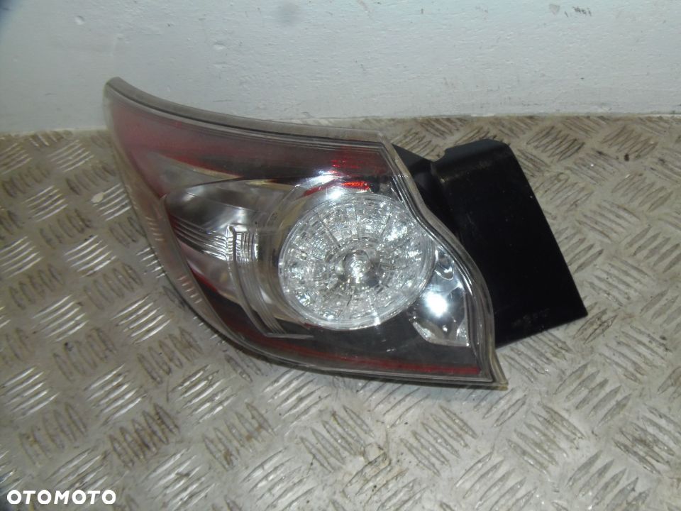 LAMPA LEWY TYŁ TYLNA W BŁOTNIK MAZDA 3 II BL HB - 2