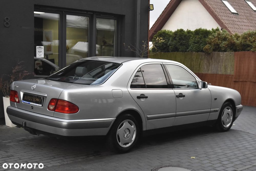 Mercedes-Benz Klasa E 230 Classic - 5