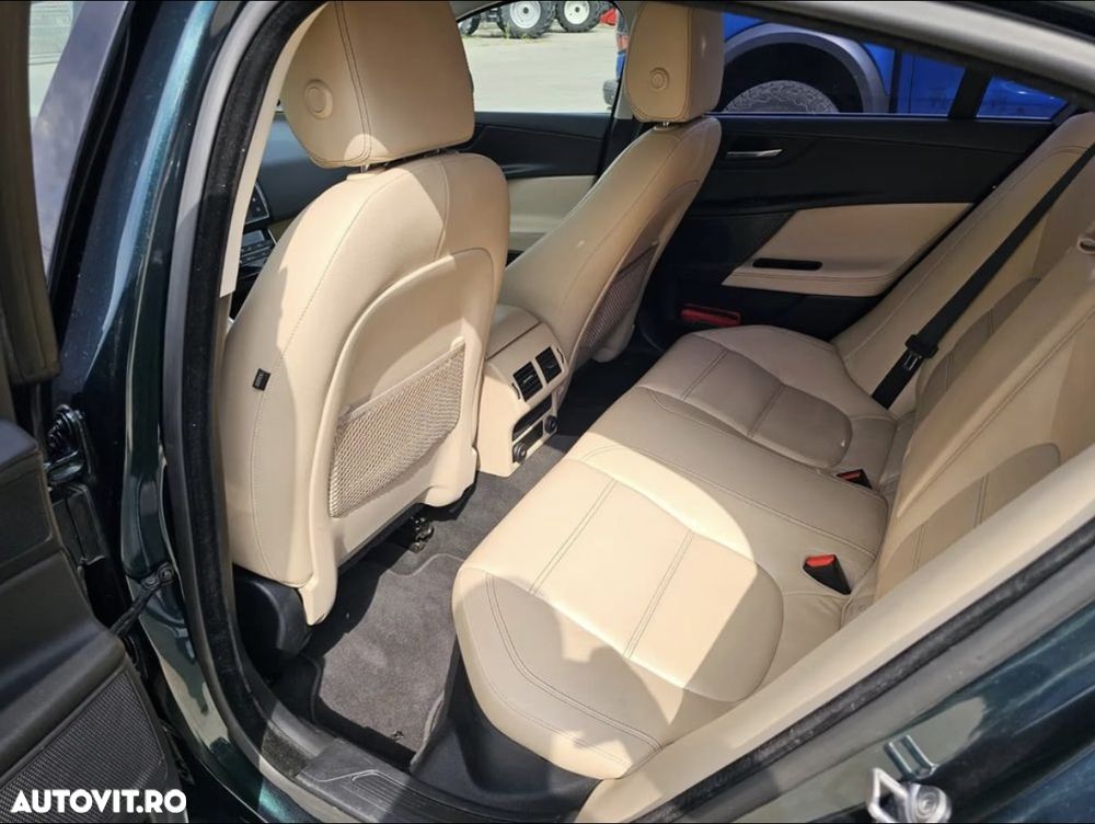 Jaguar XE 2.0 Prestige - 13