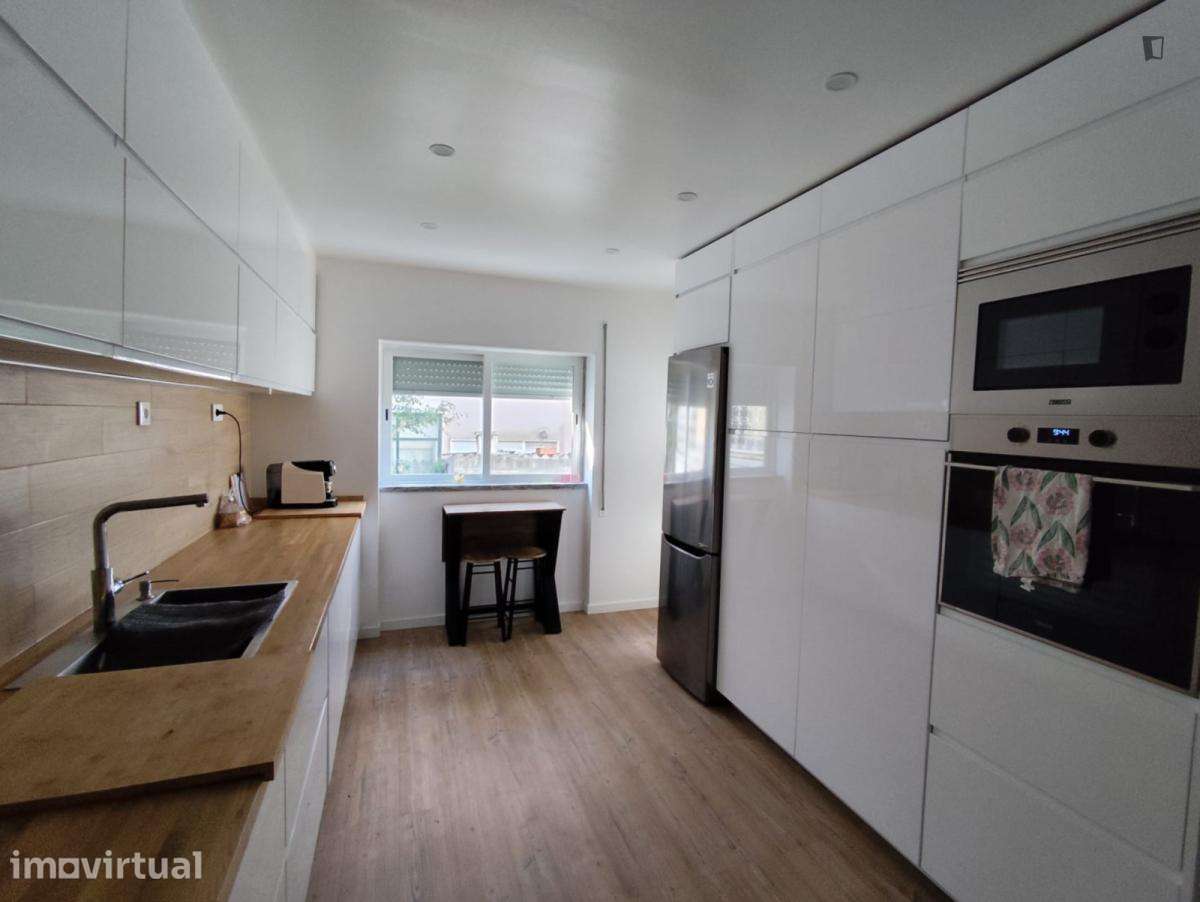 Quarto - localizado em Almada Lisbon - Grande imagem: 4/6
