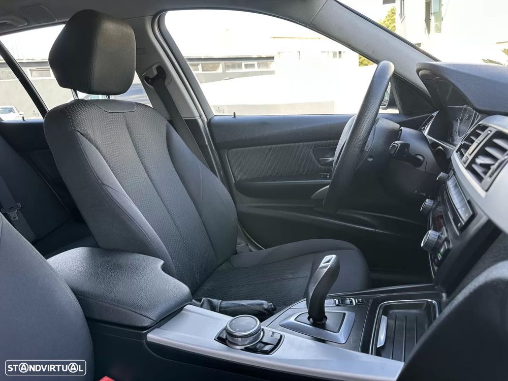BMW 320 d EfficientDynamics Line Sport Auto - 54